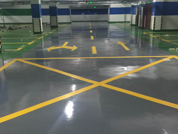 如何避免車庫環(huán)氧地坪施工后起泡和開裂？